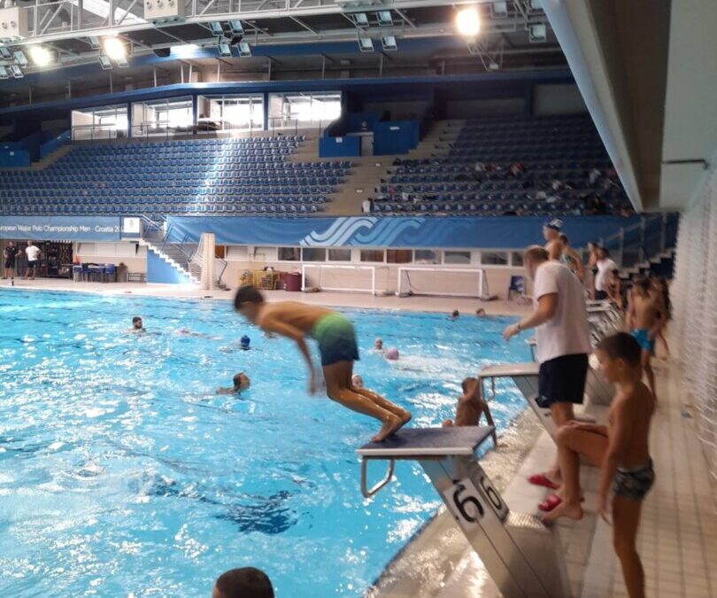 Trećaši na bazenu s vaterpolistima